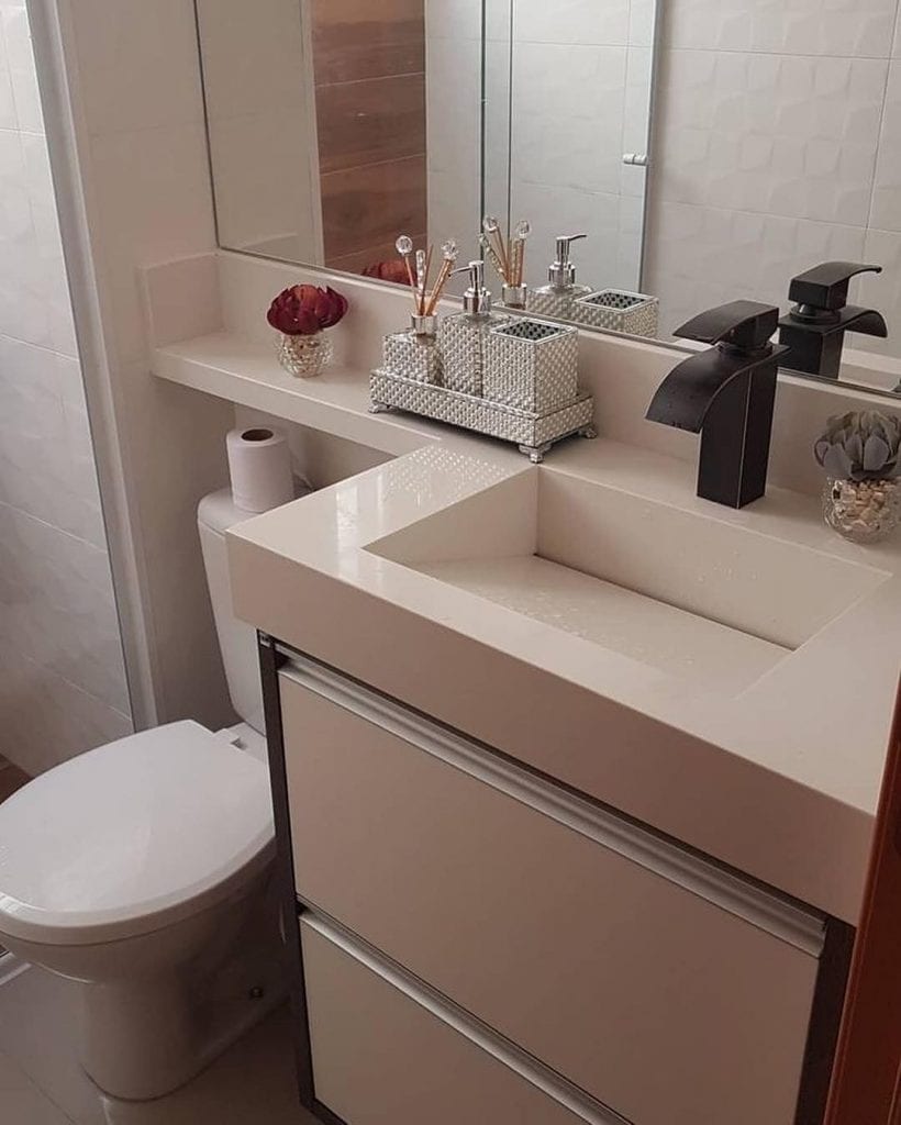 banheiro pequeno com cuba esculpida em granito branco