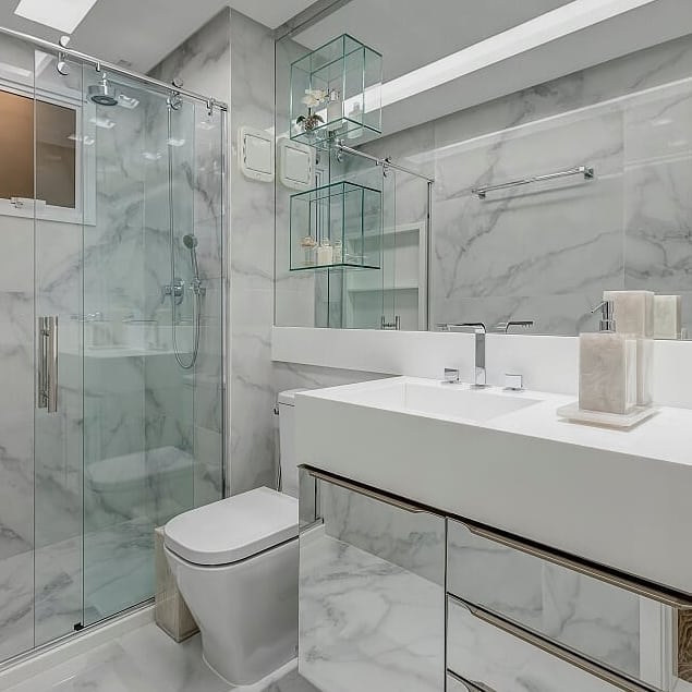 banheiro-casal-branco-espelhado-mármore