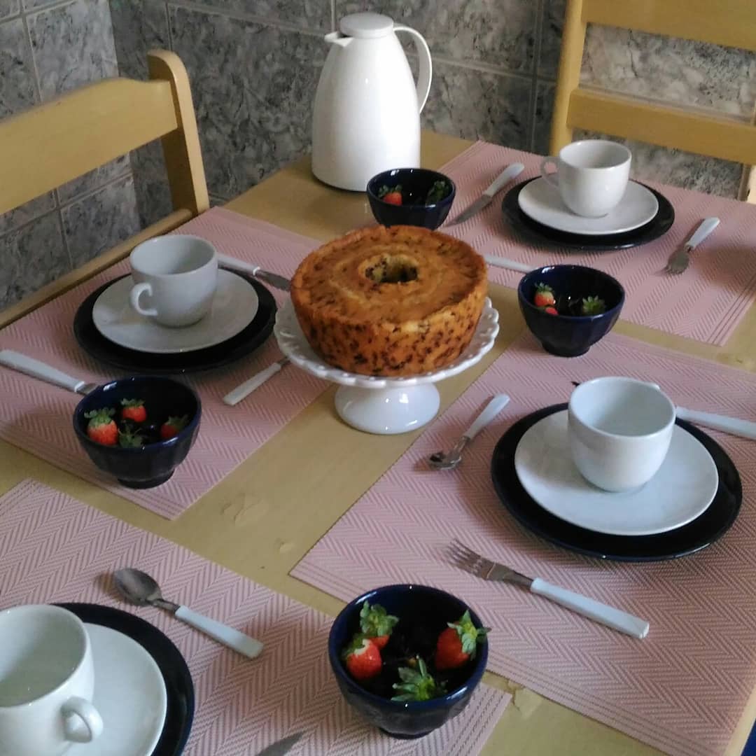 Featured image of post Fotos De Café Da Tarde Simples : Quatro clientes estão tomando o habitual cafezinho da tarde.