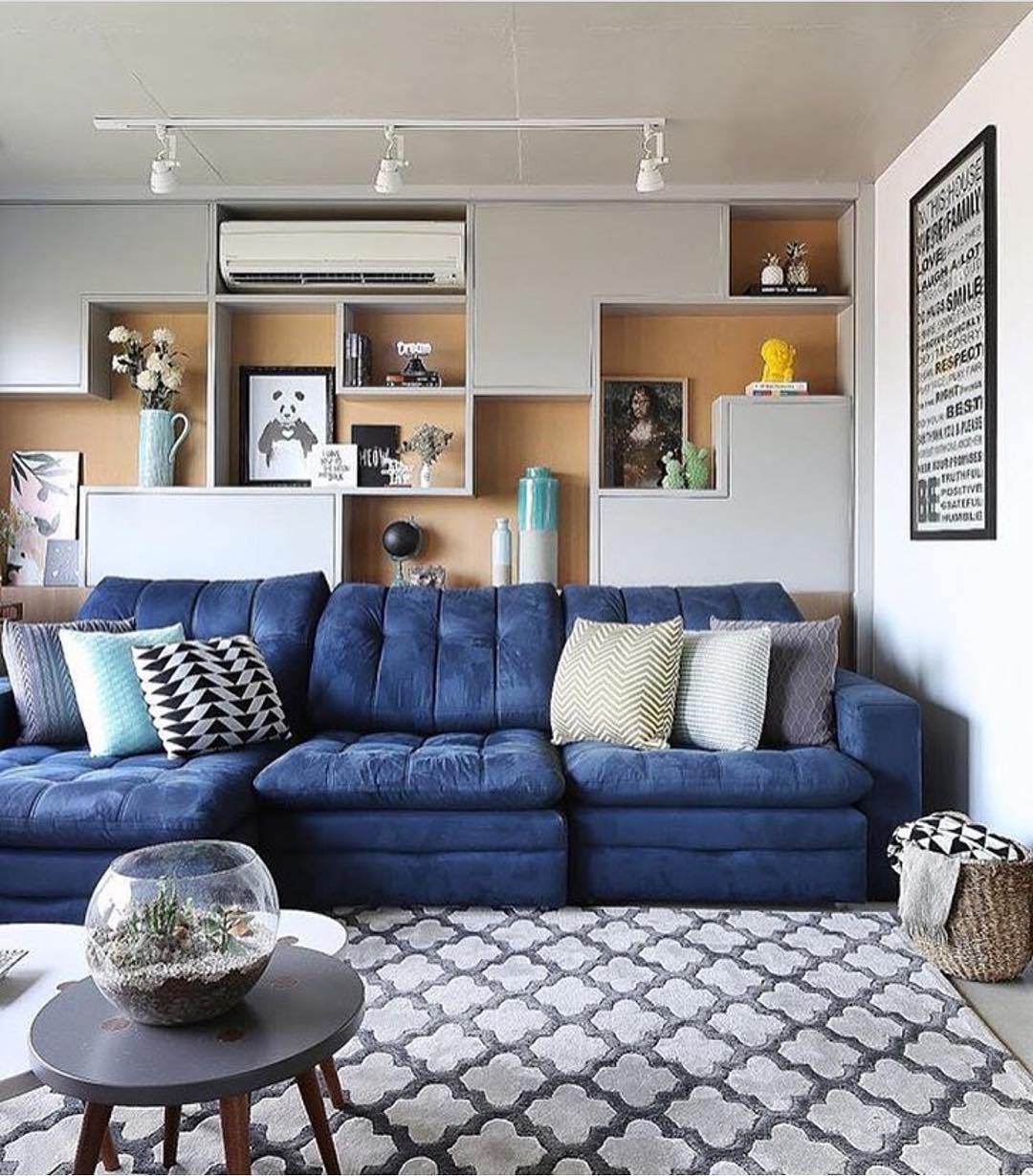 apartamento com sofa azul retratil