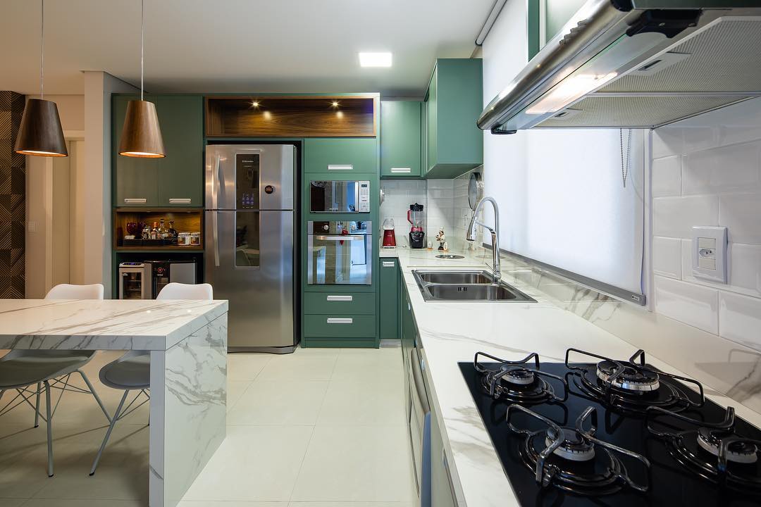 cozinha verde com bancada de mármore