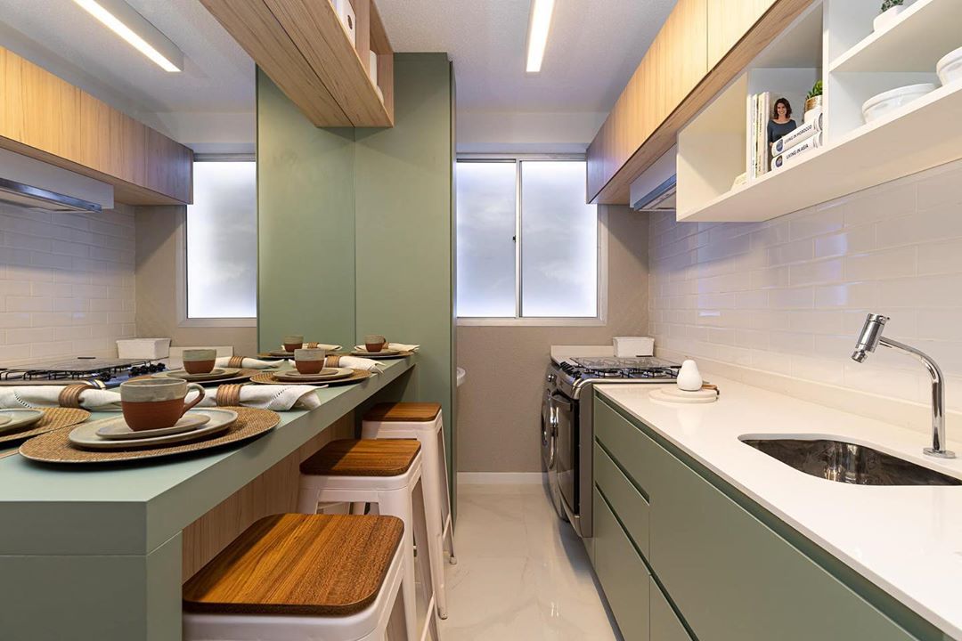cozinha verde musgo e madeira clara