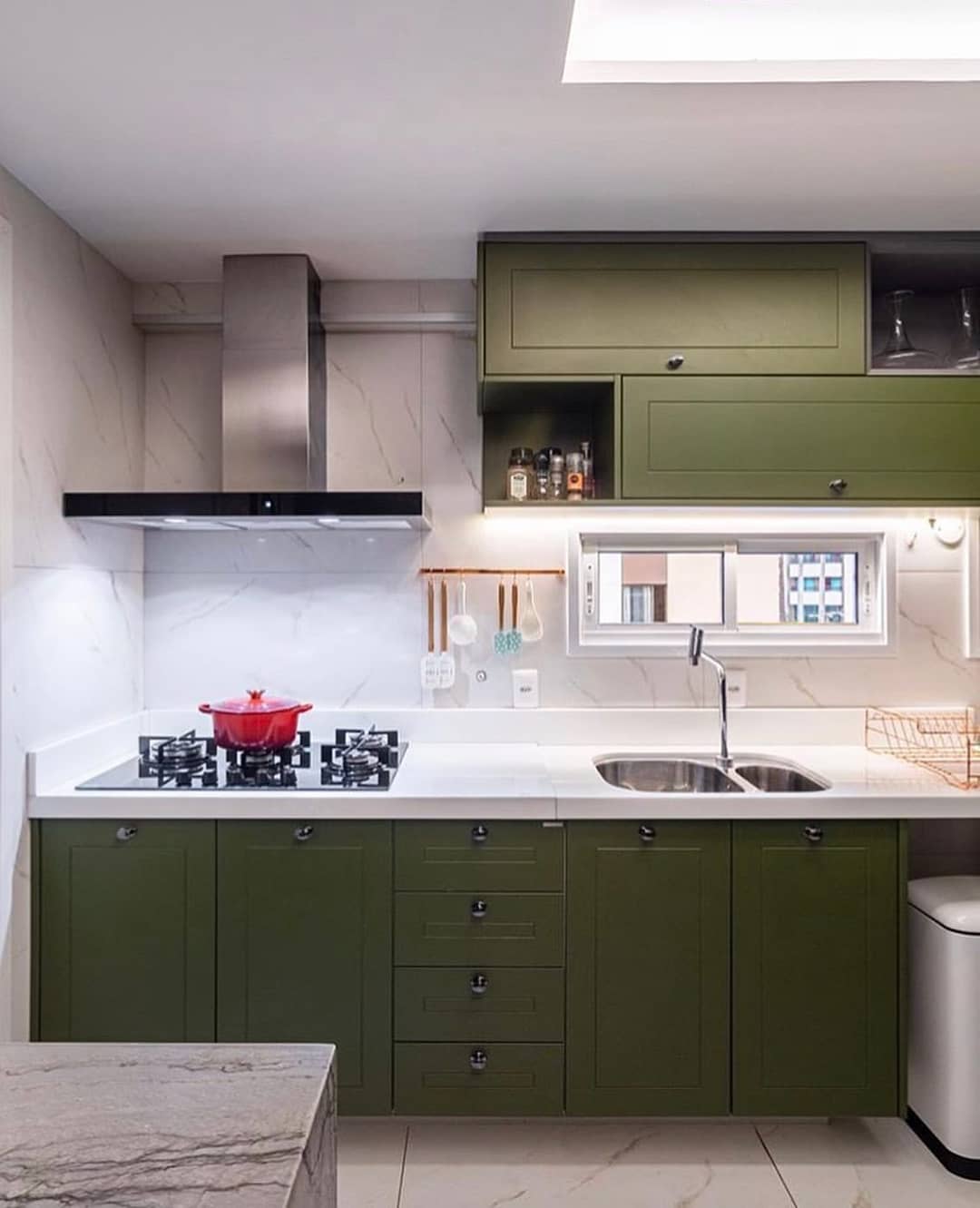 cozinha verde oliva com branco