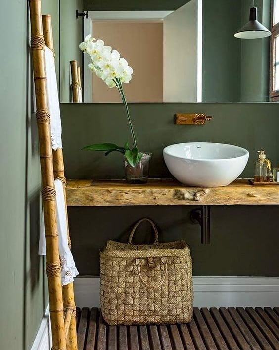 banheiro rustico com parede verde musgo
