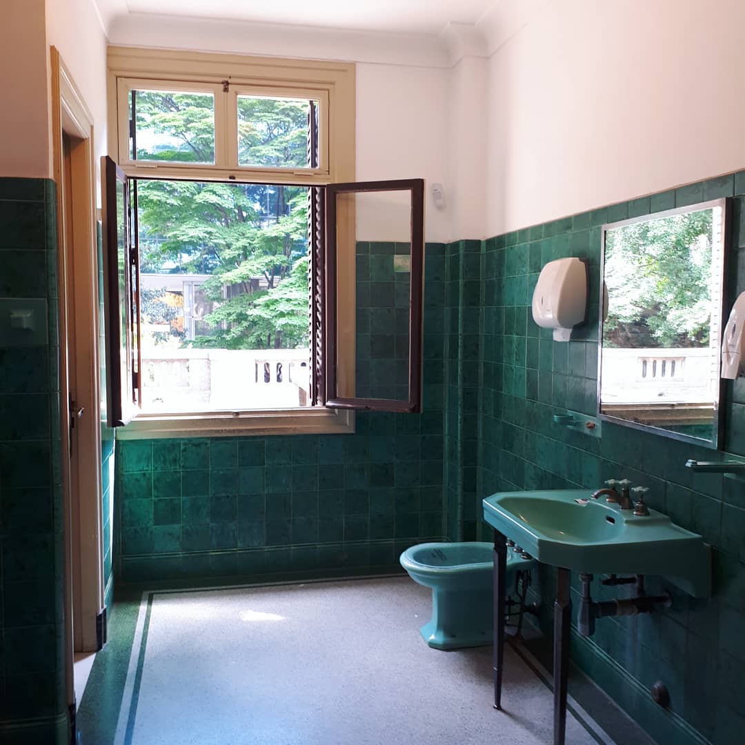 banheiro verde escuro