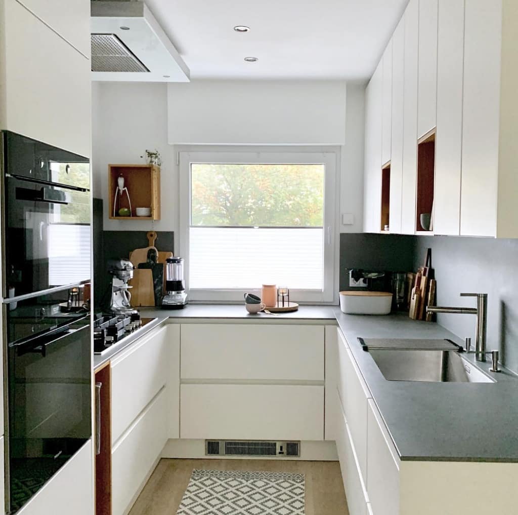 cozinha minimalista com janela