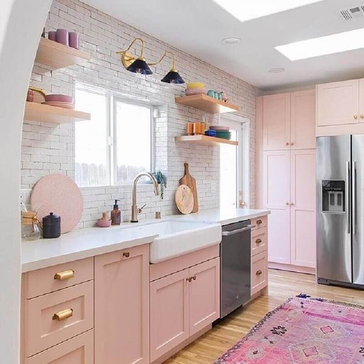 cozinha rosa claro com janela acima da pia