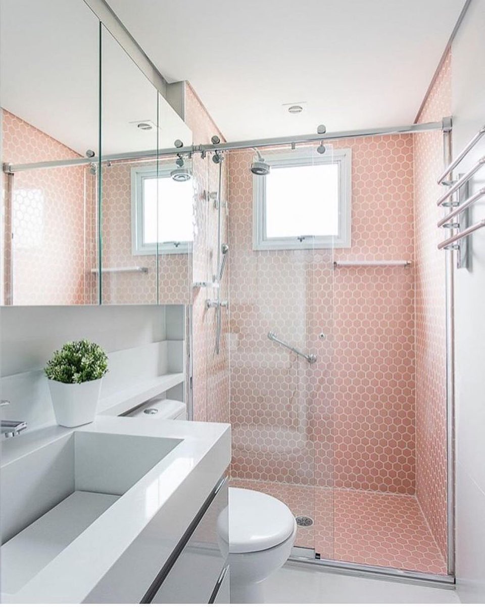 banheiro rosa e branco