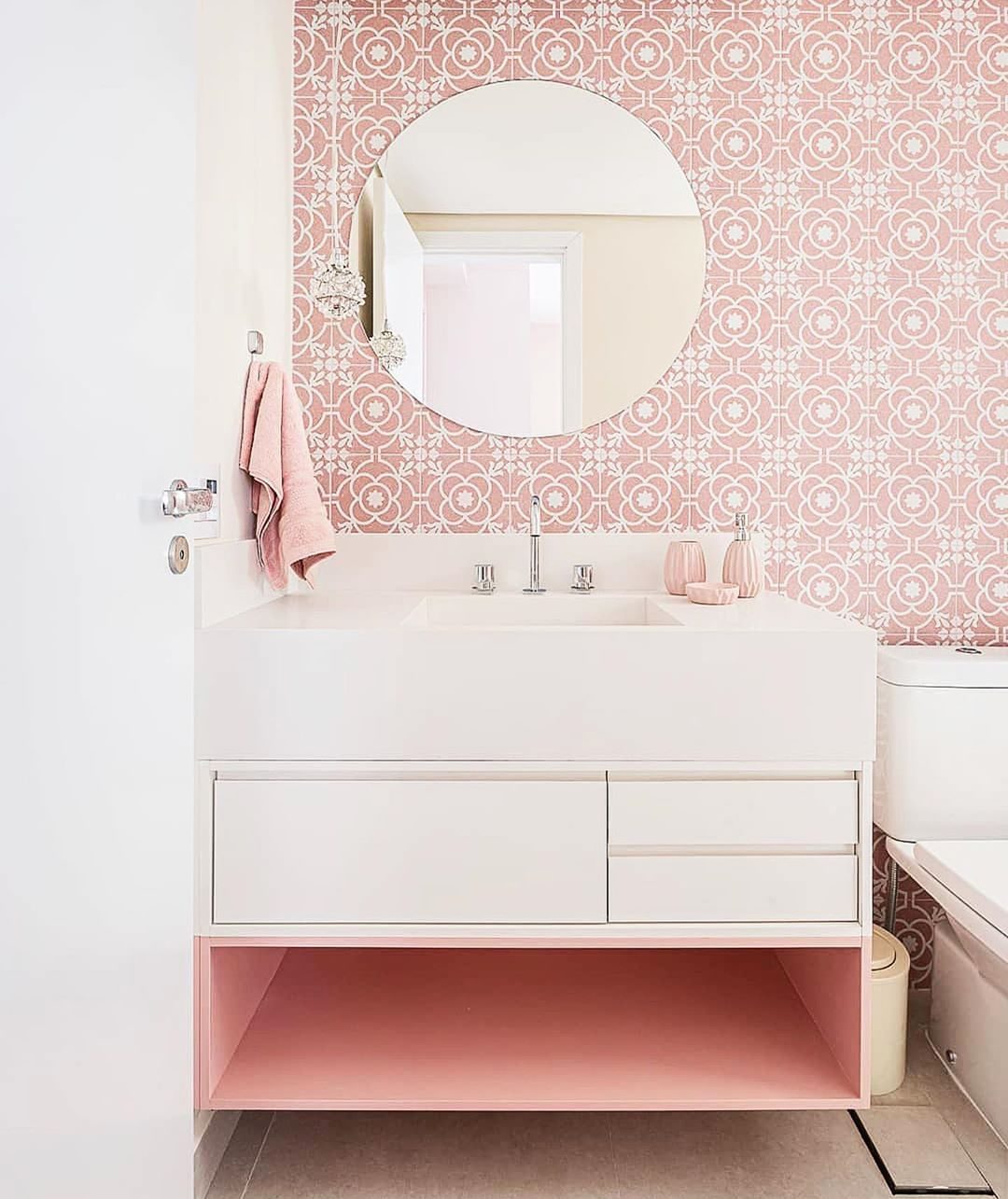 banheiro rosa com branco