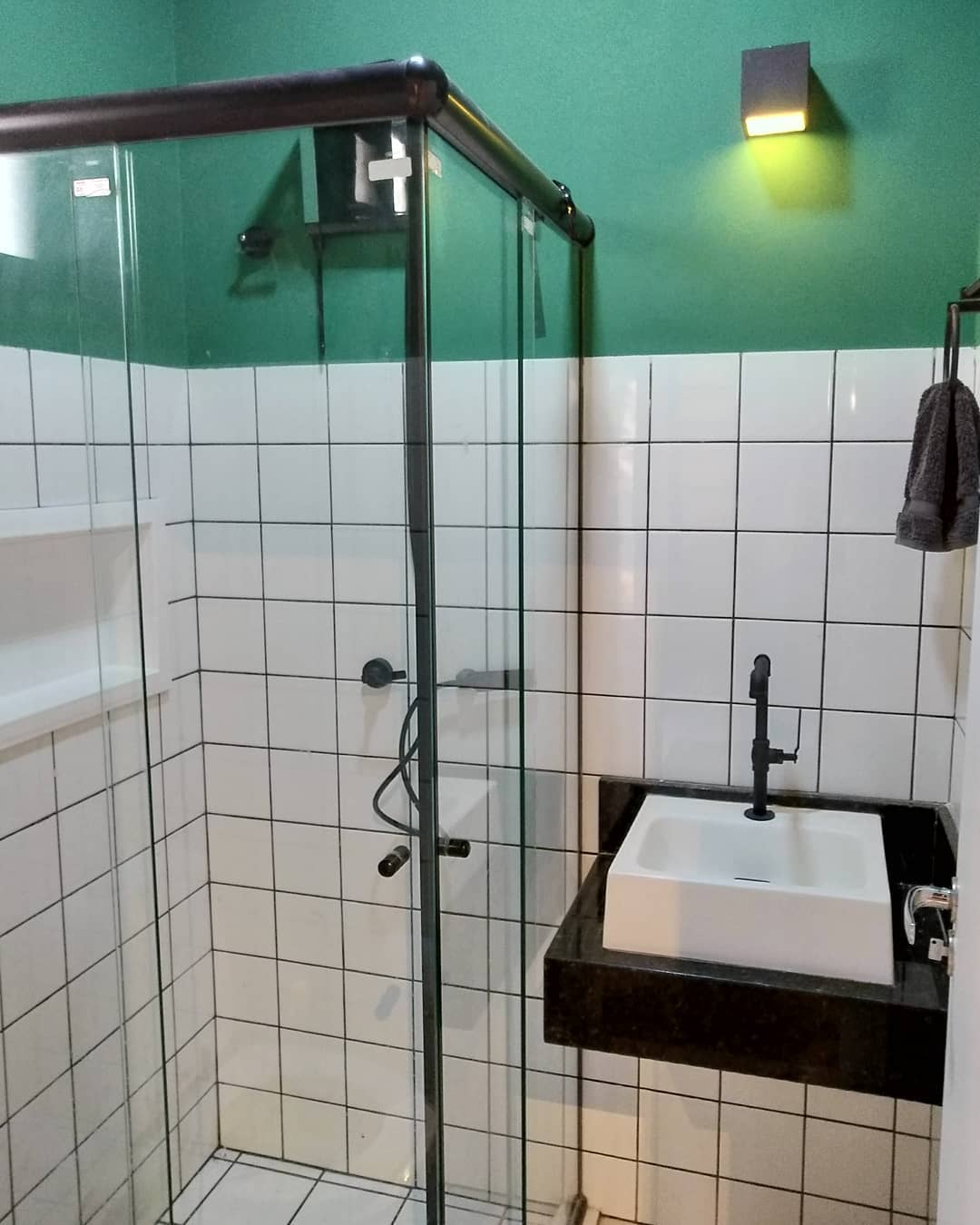 banheiro verde e preto moderno
