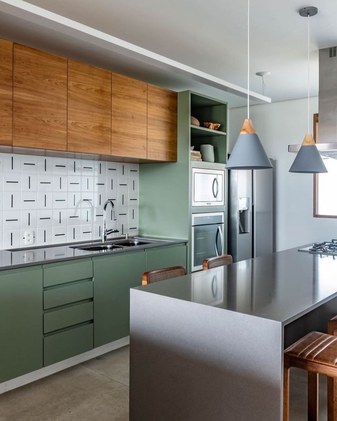 cozinha verde com madeira pequena minimalista