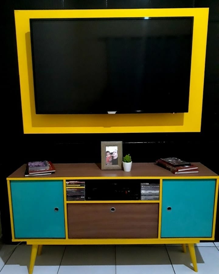 rack retro amarelo e azul com painel para TV