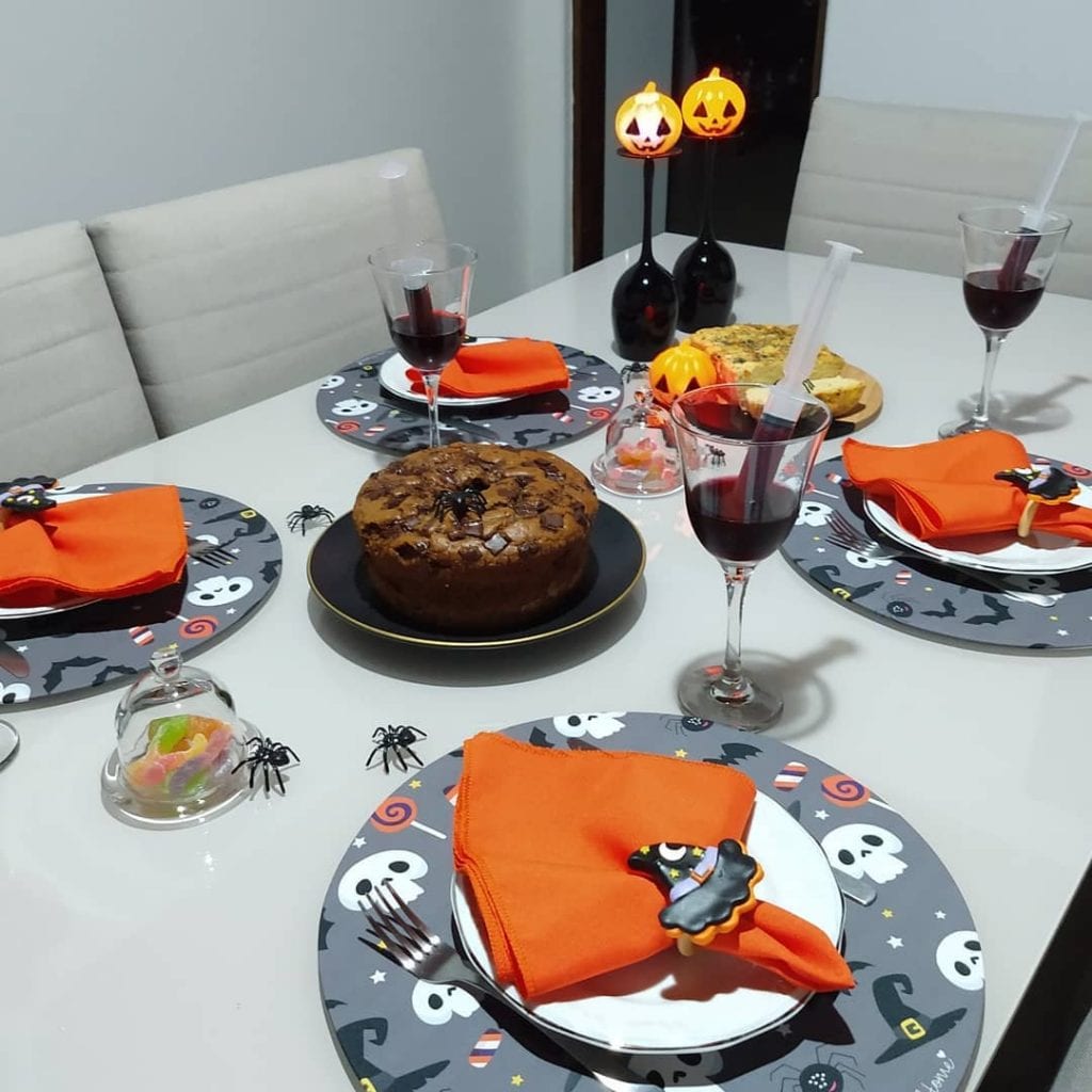 mesa de halloween decorada