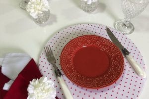 mesa posta vermelho e branco