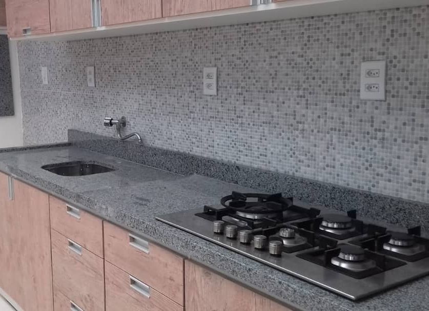 bancada de cozinha em granito cinza castelo