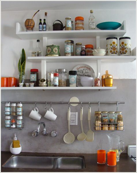 prateleiras e ganchos em uma cozinha sem armarios